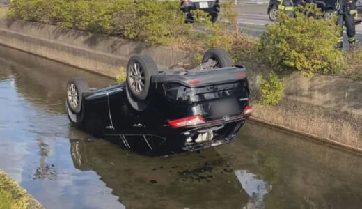 「低木をなぎ倒し落ちていった」　朝の通勤時間帯に車が用水路に転落…ハンドル操作を誤ったか