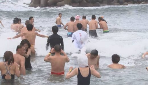 真冬の日本海へ　最高齢72歳！「思ったよりもいけましたね」　寒中水泳大会