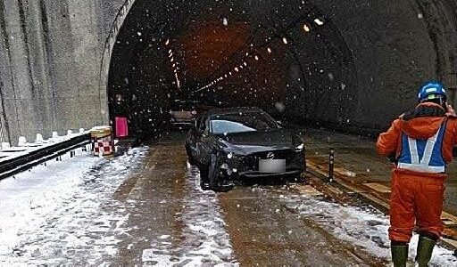 【大雪情報】今季一番の強い寒気　島根・隠岐に大雪警報　25日にかけて積雪予想、山陰の平地で24時間30cm以上　気象台、凍結など交通障害に注意呼びかけ　／　23日・スリップ事故か、ワイヤロープに接触事故　尾道松江線