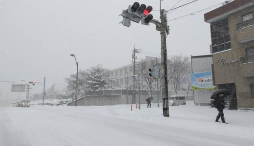 県東部と中部に今季初の大雪警報　市民生活に影響