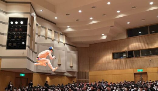 講演で「服は着ます」とは言うけれど...　小島よしお「こだわり写真」にツッコミ殺到