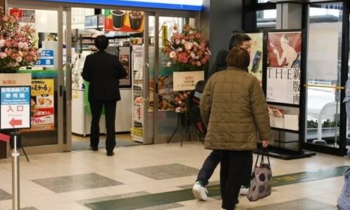 島根・出雲空港に「ファミマ」オープン　山陰両県5空港では米子空港に次いで2カ所目　1階ロビー、地ビールや和菓子など県内土産コーナーも