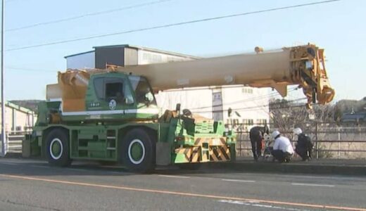 大型クレーン車が歩行者の女性をはねる　女性が死亡