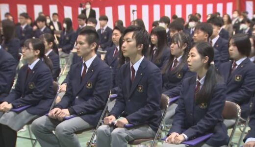 卒業式、マスク無しで晴れやかな表情くっきり　「お互いの顔を見ることさえもできなくなりました…」5年ぶりコロナ禍前の元通りに