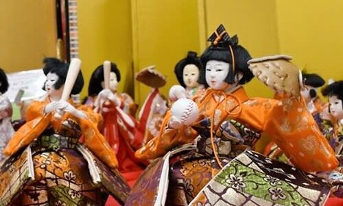 良縁呼んだ！？ 「大谷グラブ」ひな人形も展示　町の人口より多い数のひな人形！ 鳥取・日野町内で展示