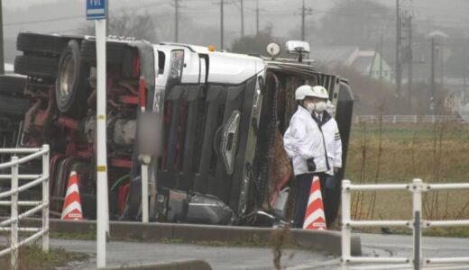 「トラックが横転している」　大型トラックが横転、運転の男性は軽症見込み