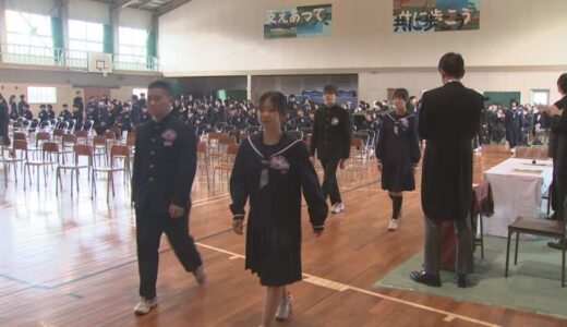 「家族に感謝を伝えたい気持ちです」　中学校で卒業式　マスクは着けず