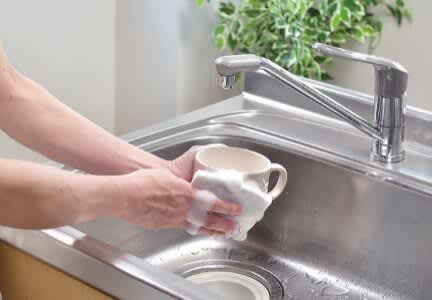 水に濡らすだけで食器洗いができちゃう？！洗剤付不織布キッチンダスターが登場