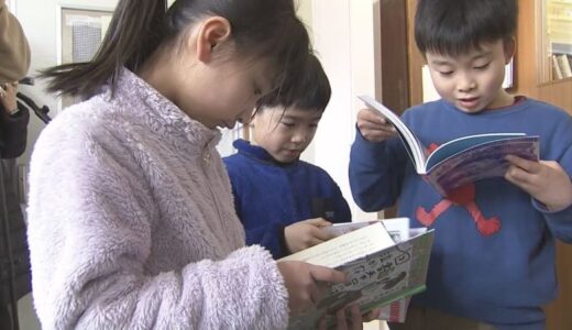 台風被害を受けた小学校へ図書150冊と本棚の贈呈式　児童から喜びの声