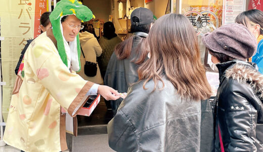 ぜひ来て！　鳥取県知事が日本酒、せんべい振る舞い　さいたまの「丹後・但馬・因幡フェア」訪れ、自らPR