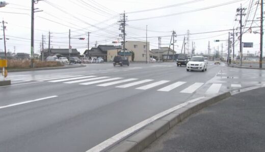 自転車に乗った20代の女性、交差点で乗用車にはねられ意識不明の重体