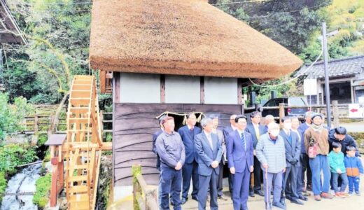 「天の真名井」の水車復活　小屋のかやぶき屋根も修復