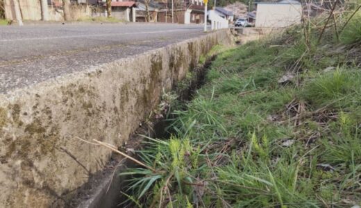 幅約30センチ、深さ約5センチの用水路で高齢男性死亡　自転車で転落か