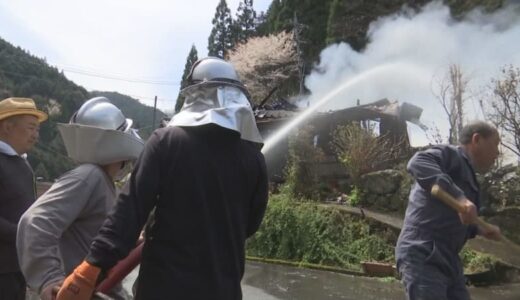 住宅２棟と倉庫１棟焼く火災　家族４人は無事　鳥取・智頭町