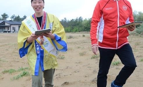 サンドGETだぜ！ 「ポケモンGO」大好きな入江聖奈さん、平井知事と鳥取砂丘でルート巡り　散策キャンペーンPR