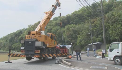 ごみ収集車が県道で横転　カーブ曲がり切れなかったか…街路灯なぎ倒す