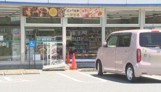 「アクセルとブレーキを踏み間違えた」60代女性が運転する車が前向きでコンビニに突っ込む　車止めを乗り越え…　けが人なし
