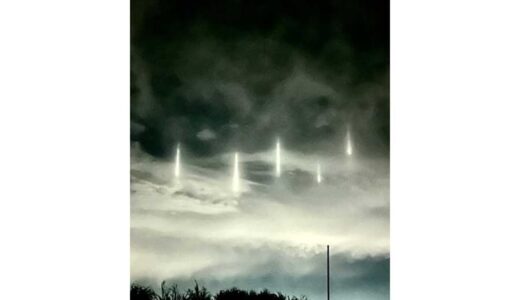 夜空に光の柱…まるで「エヴァ」　SNS仰天「なにこれすごい！」　貴重現象の正体は？