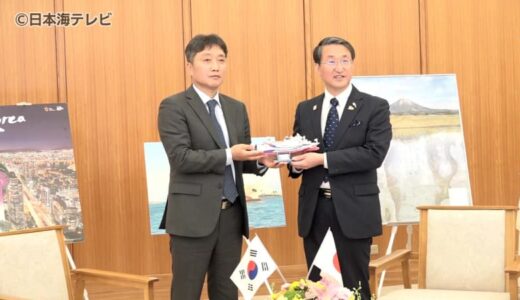 定期貨客船の就航へ　鳥取県の境港と韓国の東海市とを結ぶ「イースタンドリーム号」就航を前に関係者が平井知事に報告