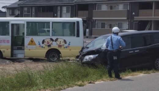 【続報】幼稚園バスと乗用車が出合い頭に衝突　畑に突っ込む　園児ら６人が救急搬送も軽傷見込み