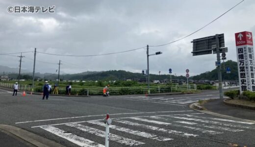 右折した普通貨物自動車と直進のバイクが衝突　バイクの30代男性運転手が意識不明の重体　鳥取県鳥取市