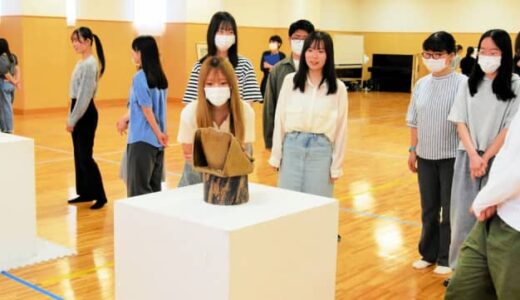 美術 自由な視点で　県博コレクション宅配便　看護大1年生 対話型鑑賞を体験
