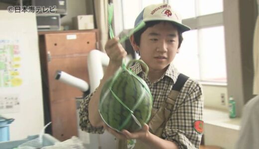 「何回も来てます。ここの美味しい」　高校生が育てた手頃な値段で小玉スイカやトマト、花などを販売　県内外から多くの人　鳥取県倉吉市
