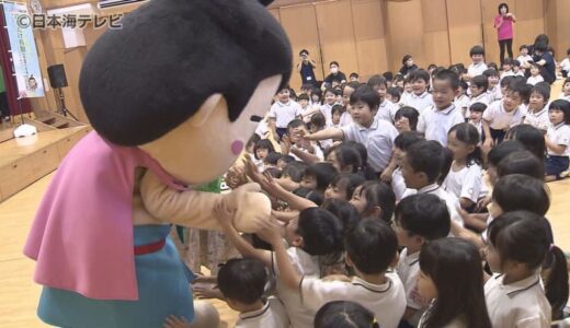 ねんりんピックをPR　幼稚園にあおやかみじろうが登場!　キャラバン隊とオリジナルソングに合わせ手話を生かしたダンス　鳥取県米子市