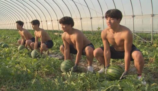 なぜ？上半身裸の屈強な高校水球部員が特産「スイカ」で筋トレ　高校生×農業×筋トレ→その答えは？
