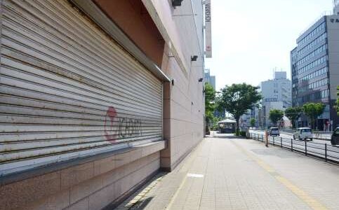 「百貨店をたたみます」。市への一報に衝撃…は走らなかった。列車で30分先、隣県に百貨店が2つある。一不採算部門の閉鎖にすぎない「一畑」。雇用、顧客ニーズは山形屋と大きく異なる