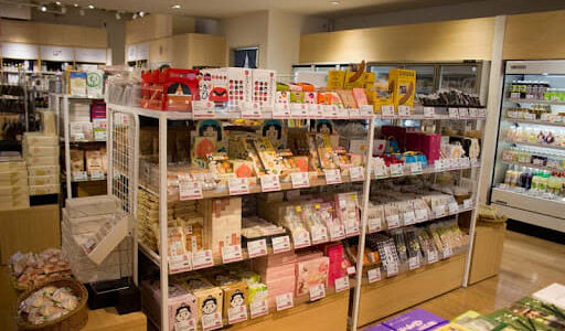 右肩上がりで入館者数を伸ばす岡山県のアンテナショップの人気商品は？