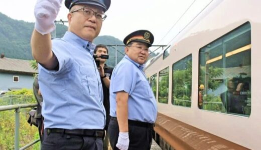 関東の私鉄運転士が新型やくもの出発合図　JR根雨駅で「一日駅員」　鳥取県日野町、ふるさと納税の返礼