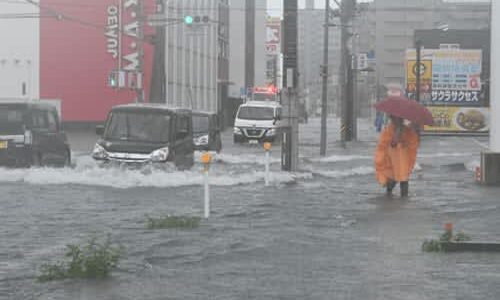 「まるで川みたい」島根県東部中心に大雨、道路が冠水　雨水が波のよう、土のう20個で防壁　松江、出雲両市で床下浸水計9件
