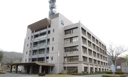 20代女性の胸触った鳥取市職員の男を逮捕、鳥取県警智頭署　迷惑防止条例違反の疑いを否認「記憶にない」　