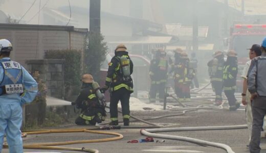 「炎がバキバキとあがっていました」鳥取市の住宅密集地で建物火災　2棟全焼　消火活動にあたった近隣住民が熱中症疑いで救急搬送