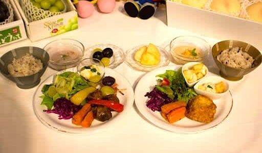 岡山県のアンテナショップ「とっとり・おかやま新橋館」にて、フルーツづくしの定食が食べられる