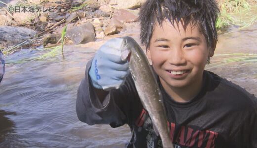 総量約100キロのニジマスのつかみ取り　捕まえた魚はまるごと塩焼きに　ラジウムの発見者・キュリー夫人を称える「キュリー祭」で子どもたちが夢中　鳥取県三朝町
