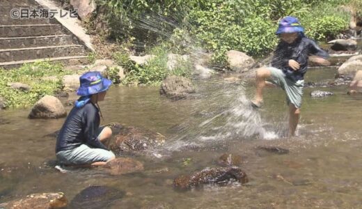 中国地方最高峰・大山の麓で天然の湧き水を水源とする別所川で“涼”　県内外から親子連れが訪れにぎわう　鳥取県伯耆町