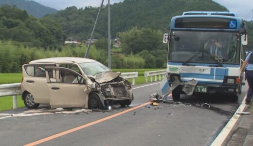 国道でバスと軽自動車が正面衝突　軽自動車運転の女性が意識不明の重体　バスに乗っていた2人も救急搬送