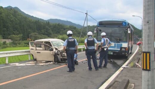 国道でバスと軽自動車が正面衝突　軽自動車運転の女性が死亡　バスには校外学習の小学生18人乗車…児童2人も救急搬送