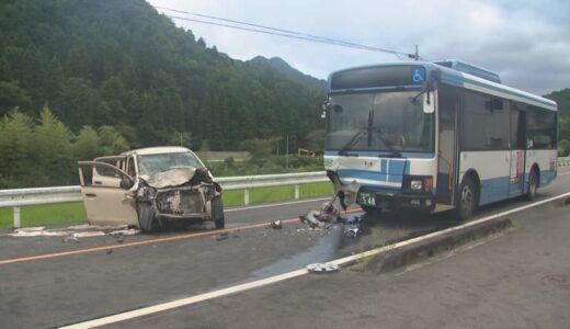国道でバスと軽乗用車が正面衝突　1人死亡　軽乗用車が対向車線にはみ出したか　バスには小学生18人乗車…児童2人救急搬送