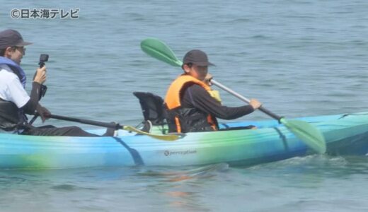 真夏の日差しが照り付ける中…　夏休みのカヌー体験会　日本海の爽やかな風を受けながら児童や保護者が参加　鳥取県鳥取市