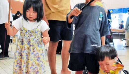 お菓子釣りに子どもら歓声　「記念号外」も発行　サマーアクアリウム～あそべる光の水族館