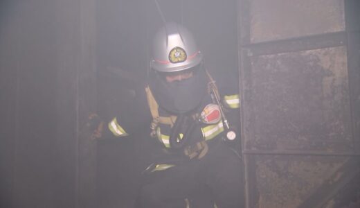 視界不良・呼吸もできない…枯れ草などを燃やし、煙立ち込める建物に突入　一人前の消防士めざす「消防学校」　緊迫の訓練に密着
