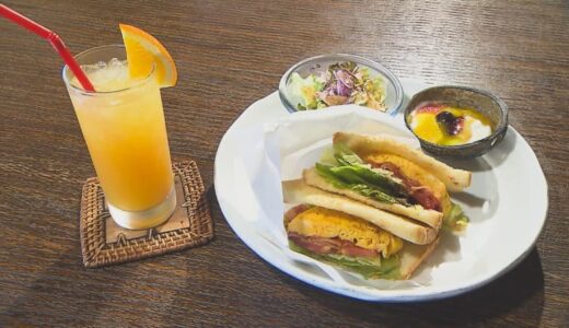 海沿いのリゾート感じるカフェでモーニング！具だくさんなホットサンドで元気な朝を。｜鳥取県米子市