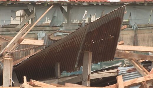 「竜巻」発生か？　鶏舎が倒壊、ニワトリ取り残され…　民家の屋根吹き飛び、家の中にあったソファも外へ