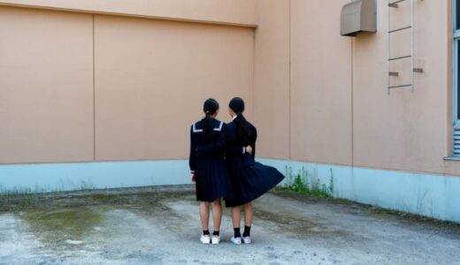 制服を纏う少女たちを観察するように捉えた 牟禮 朱美 作品展「さなぎの中はだれも知らない」