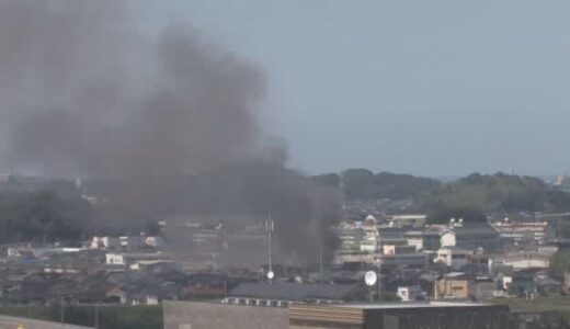 【速報】鳥取市で建物火災　市街地に黒煙上がる　消防車両が出動対応中