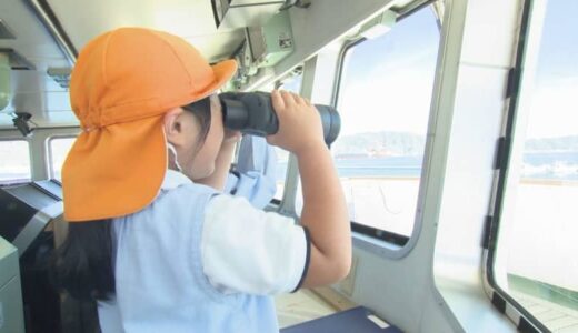 潮風に吹かれながら　園児が実習船に乗って遠足