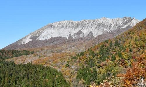 中国地方最高峰の大山、ヘリ搬送相次ぐ　転倒、けいれん、体調不良…14日だけで4件「少しでも体調悪ければ中止を」　鳥取・琴浦大山署